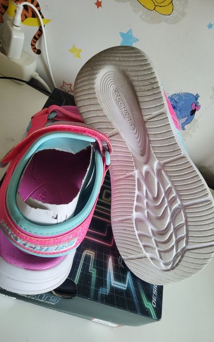 Сандали за момиче на skechers