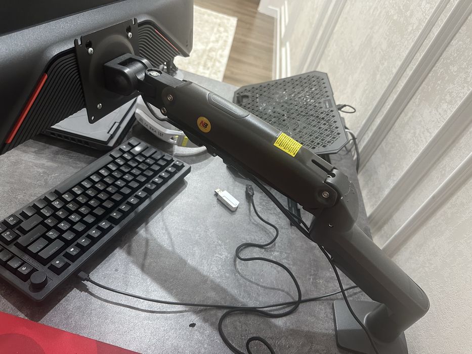 Монитор 200грц с кронштейном