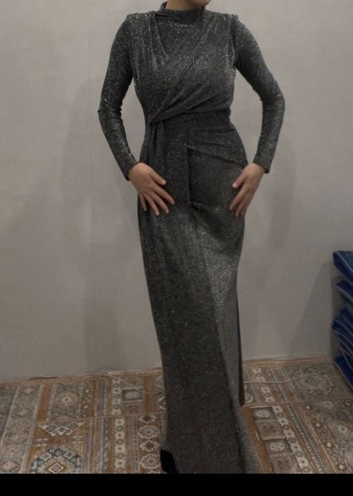 Серебристое сверкающее платье
