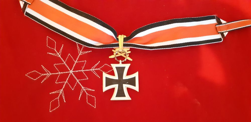 DECORATIE Crucea de fier cu săbii