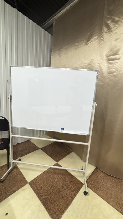 Стол стуля и маркерный доска