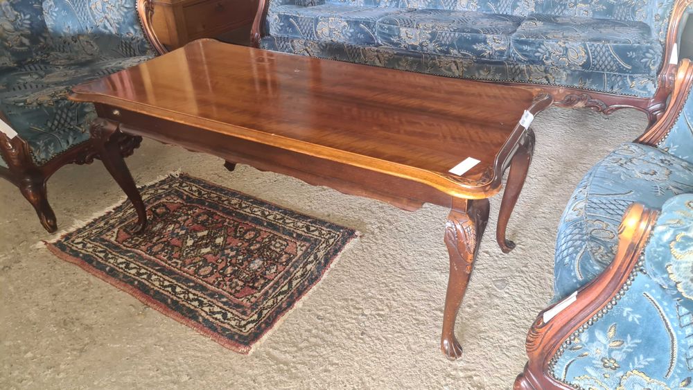 старинна  дървена маса с дърворезба в стил луи