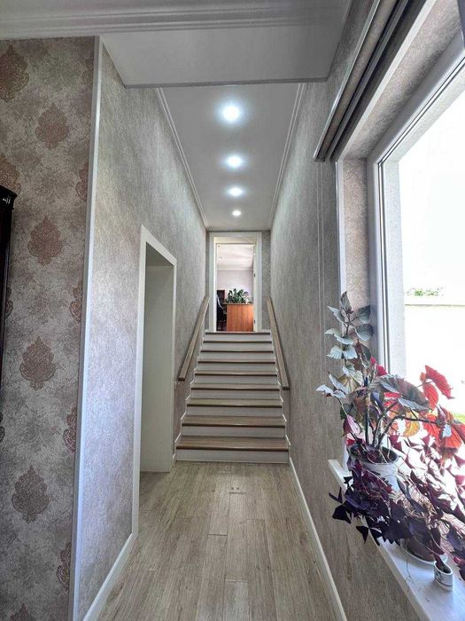 Продаётся добротный дом, 6 соток. 6 комнат. летняя кухня.  Дом угловой