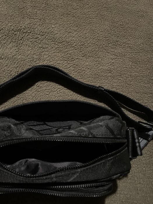 Черна чантичка Burberry – много екстри – стилен дизайн