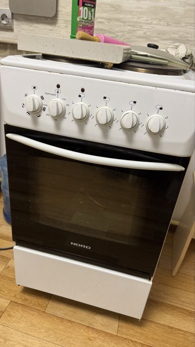 Плита,2/4 рабочие,духовка работает