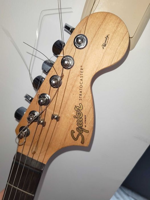 Електрическа китара Squier Affinity Stratocaster HSS + Усилвател и калъф