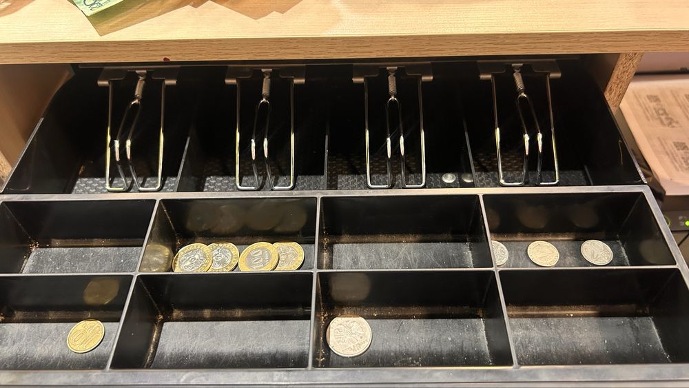 Сейф и стол для магазина