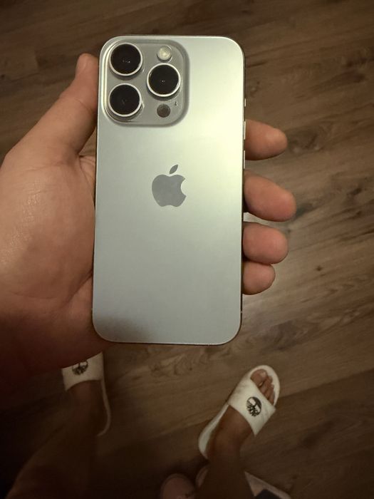 Продавам Iphone 15 pro 256gb