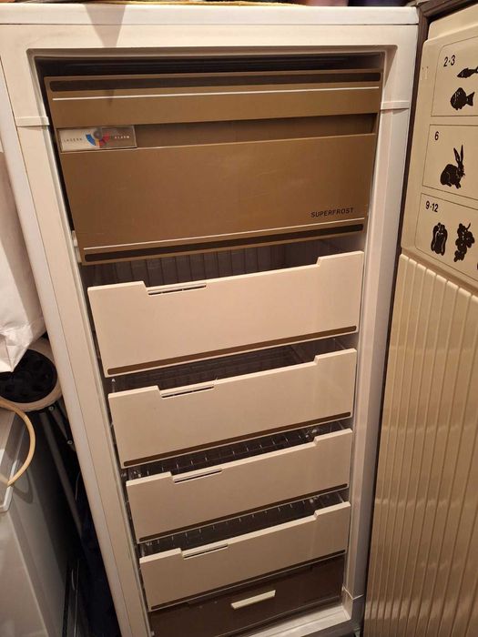 Продава фризер с 6 чекмеджета