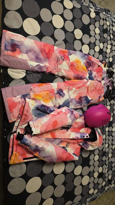 Costum ski Lemon si casca Atomic