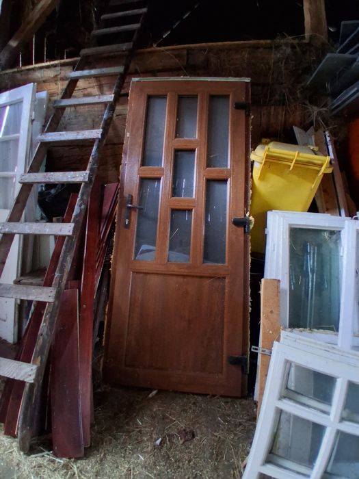 Vând 3 geamuri şi o uşă