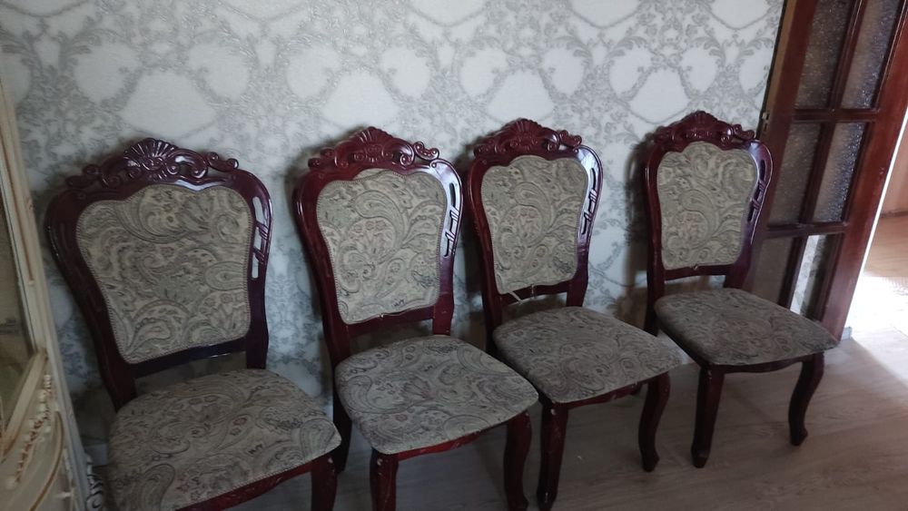 Продам большой стол со стульями