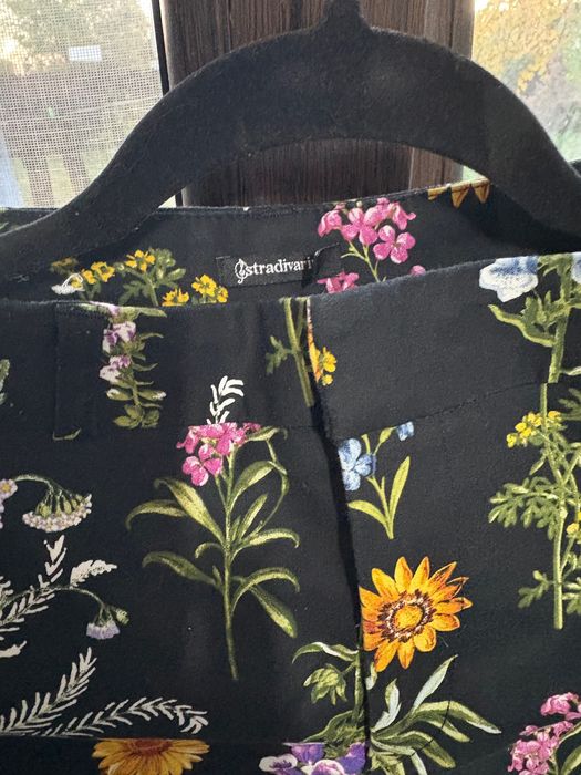 Pantaloni din stofă cu imprimeuri florale