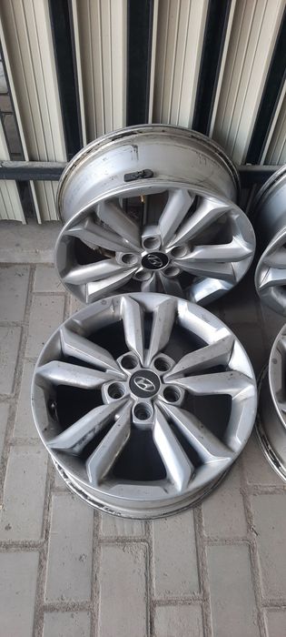 Дискілер Хюндай Кретада тұрған.Түпнұсқа.