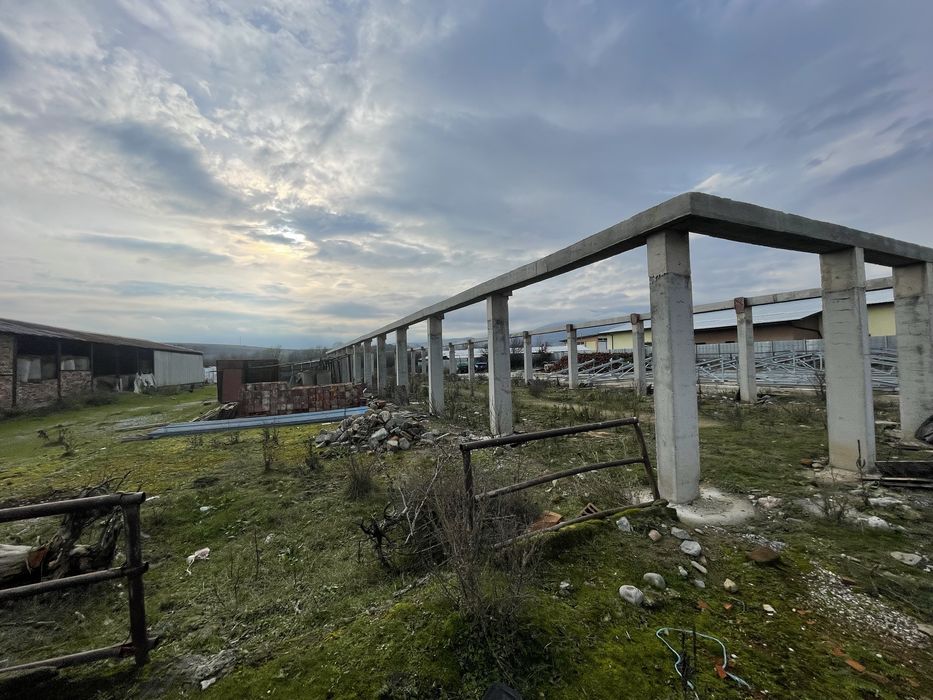 Продавам не довършена складова база