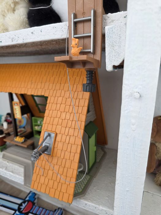 Игрушечный гостевой домик с бассейном