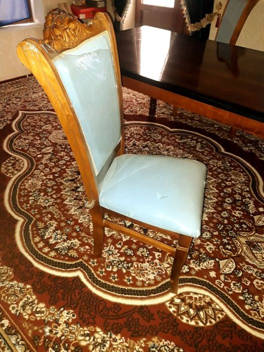 10 kishilik stol stul pul zarilligi uchun sotilyapti yangidey tuript.