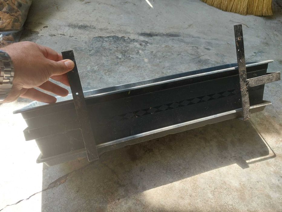 Vand jardiniere pentru flori cu suporti metalici