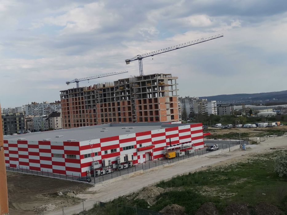 Продавам тристаен апартамент в гр. Варна.