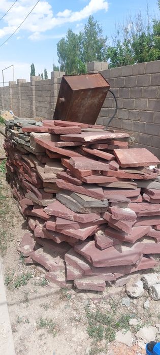 Камень  красный зелёный