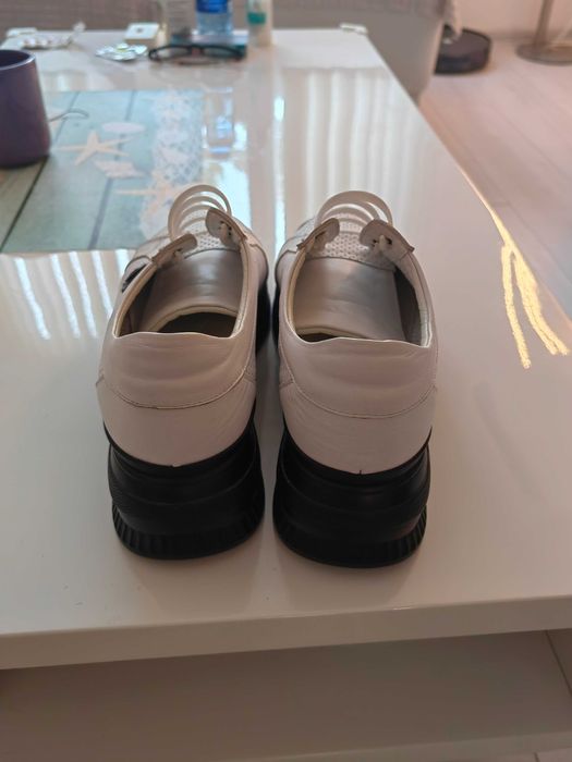 Продавам бели обувки от  ест .кожа