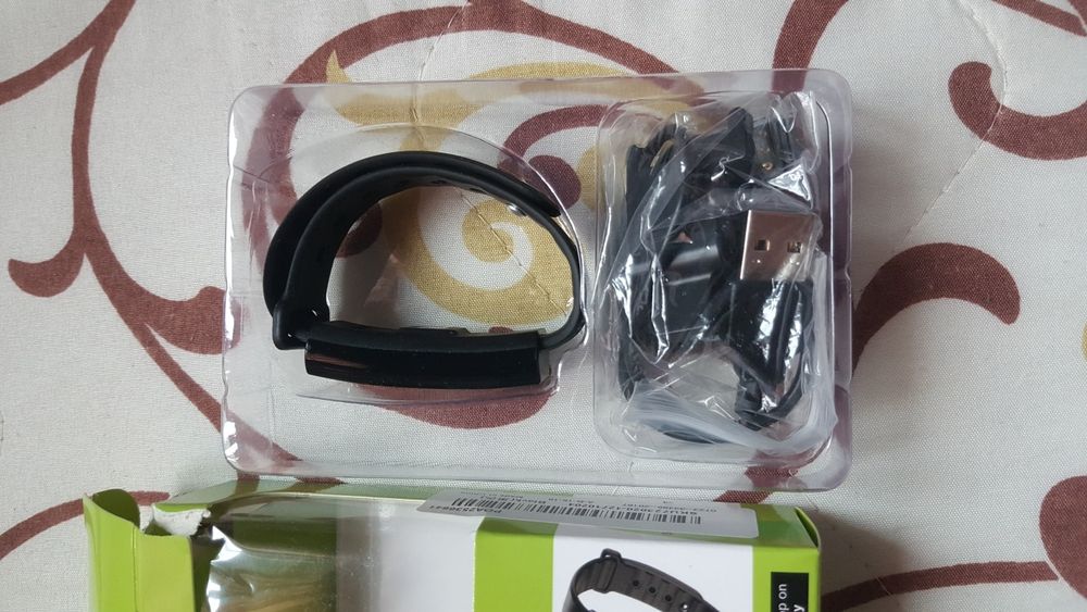 продавам смарт гривна нова