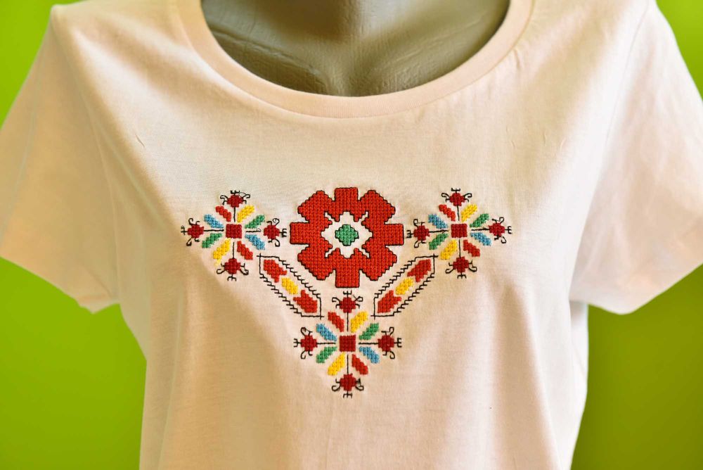 Дамска тениска с бродерия ШЕВИЦА