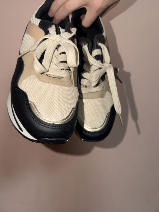 Чисто новии обувки