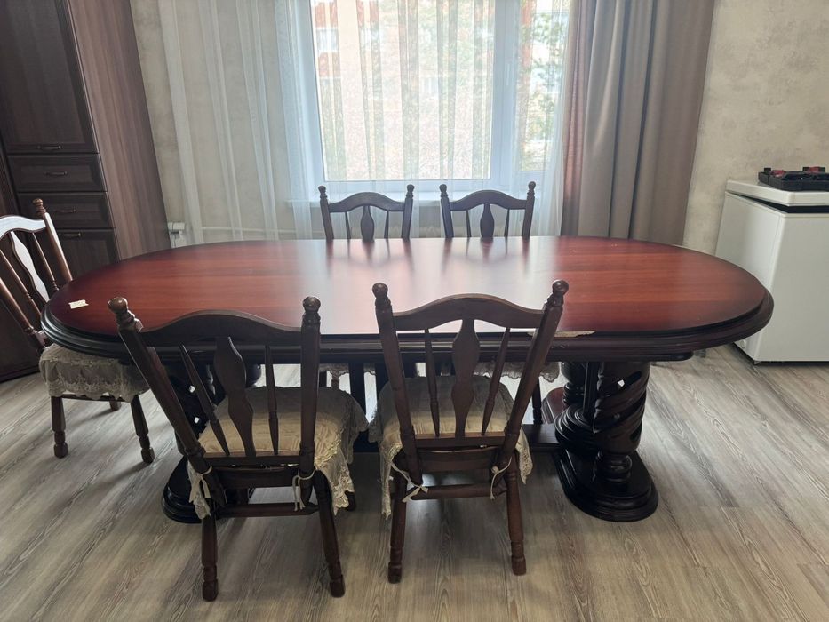 Стол со стульями из красного дерева
