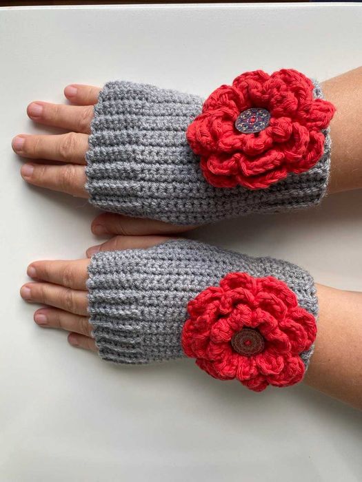 Manusi crosetate, gri, cu floare, fara degete