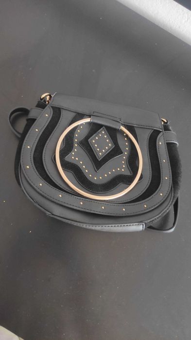 Черна дамска малка с халка и дълга дръжка