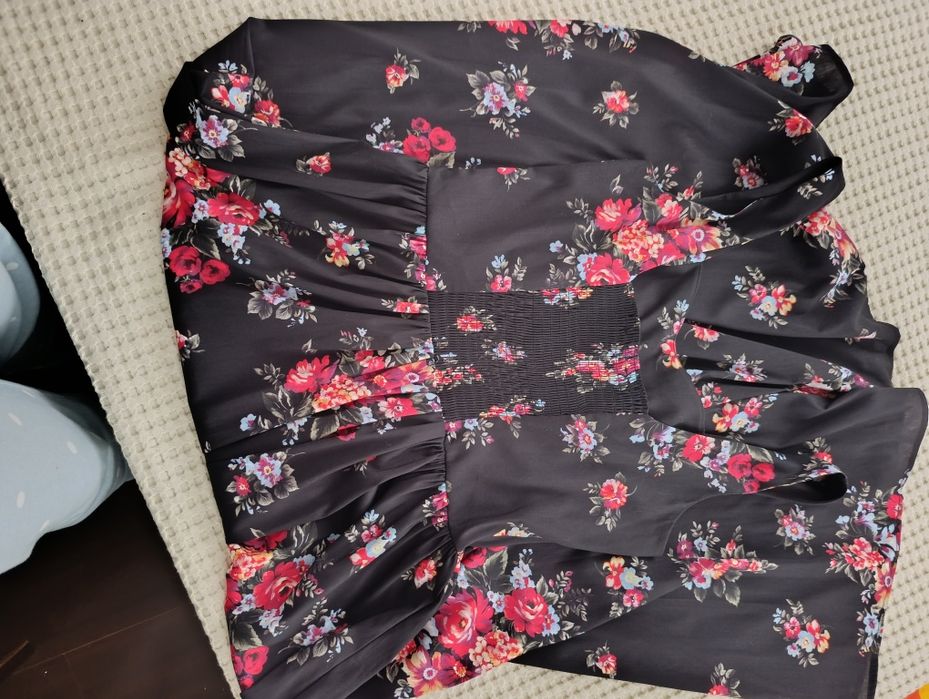 Прекрасна рокля на Dolce & Gabbana и дънки