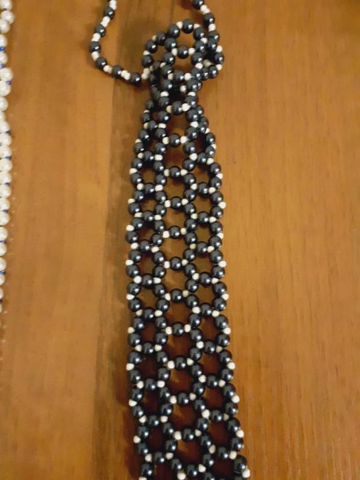 Галстук из бусин