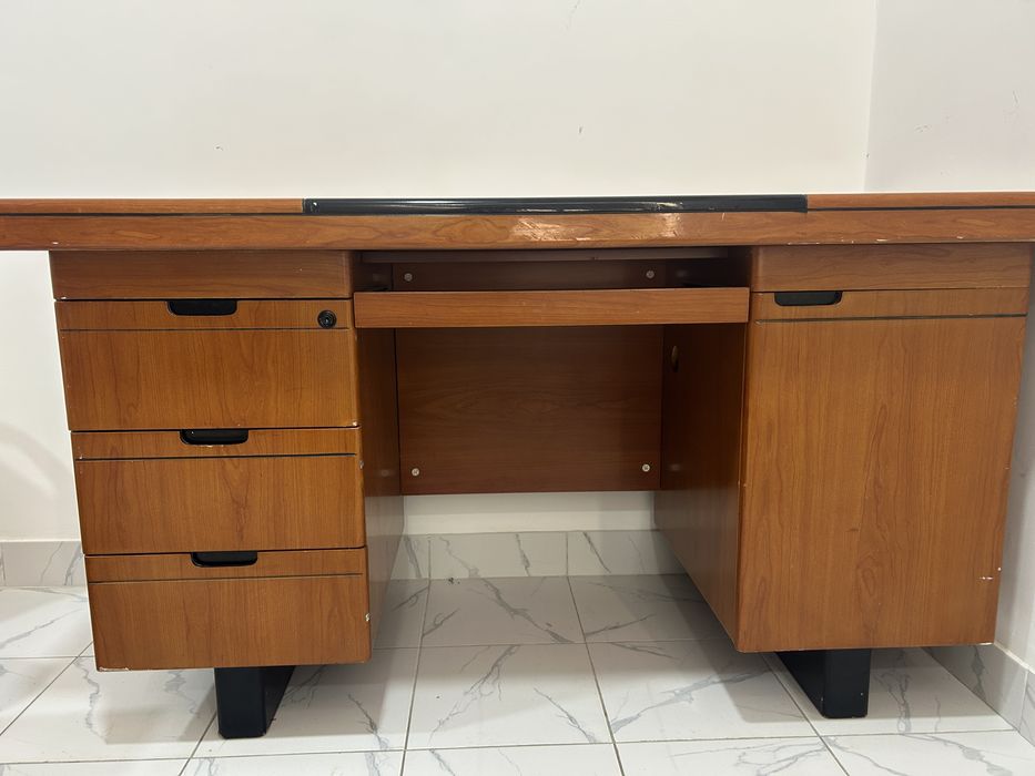 Офиске арналған жұмыс үстелі тумбамен