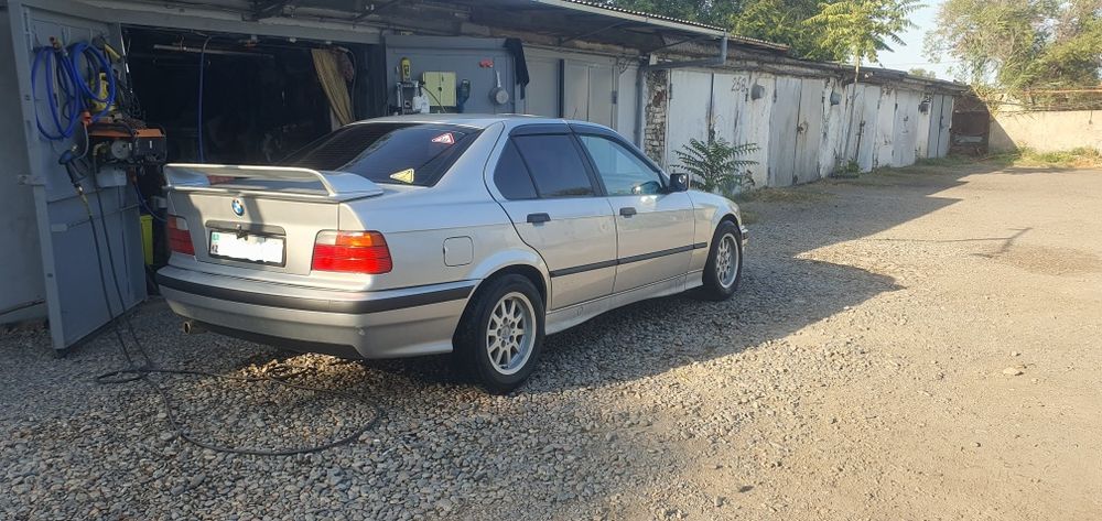 Продам автомобиль БМВ 320,1991 года