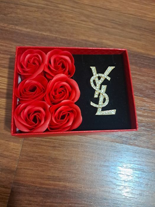 Brosa damă YSL cu pietricele.