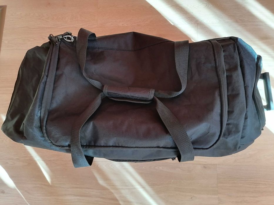 Пътна чанта с колела и дръжка