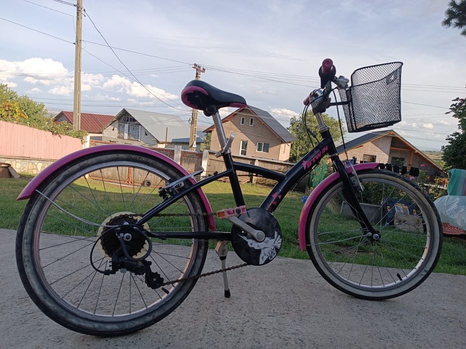 Bicicleta fetițe cuprinsa cu vărsată între 8 și 11 ani.