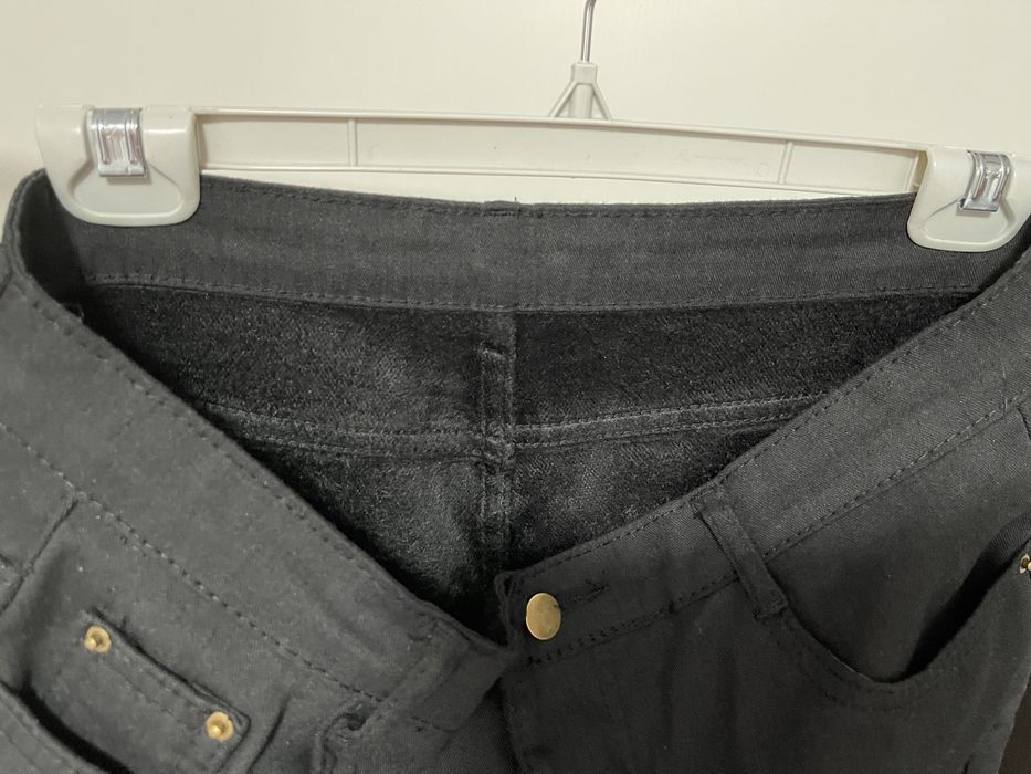 Blugi imblaniti noi cu eticheta