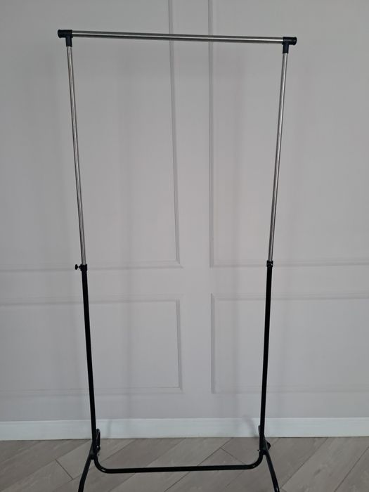 Напольная гардеробная вешалка.