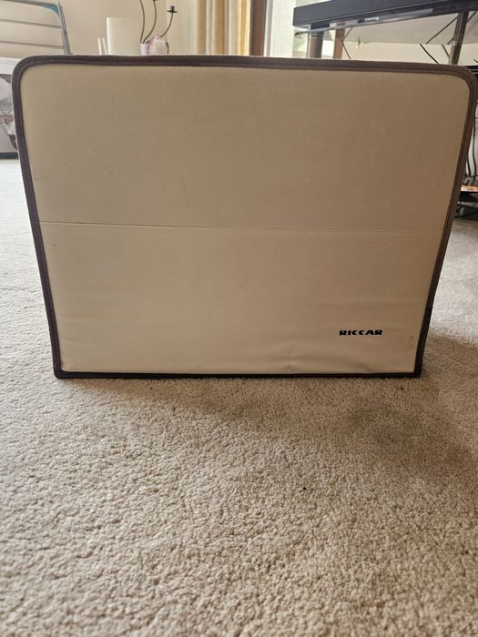 Електрическа портативна шевна машина.