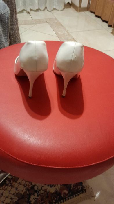 Pantofi  cu toc albi