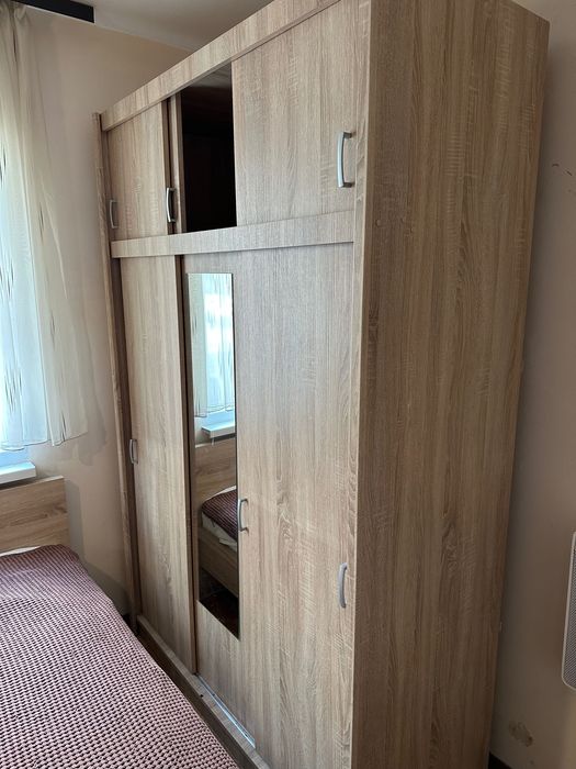 Гардероби с плъзгащи врати 2 бр. И спалня с матрак