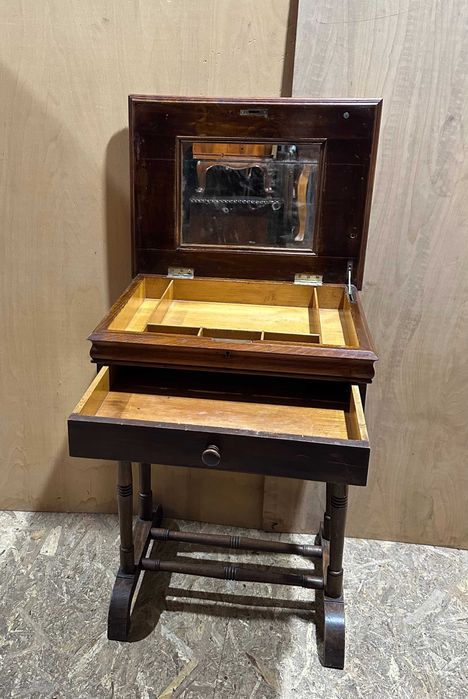 Masuta Vintage de Machiaj cu oglinda si Compartimente interioare Stil Victorian