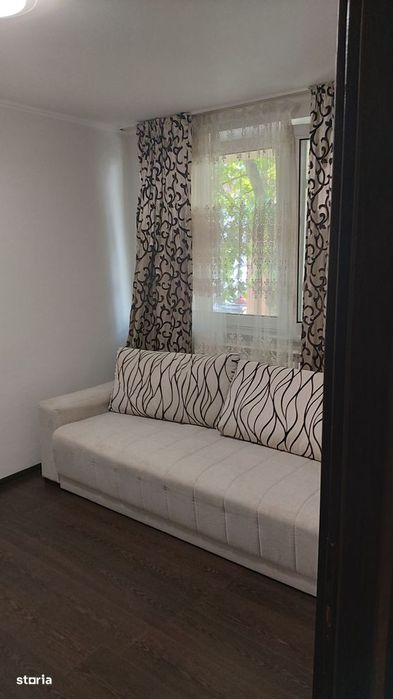Central-Liceul Petru R.-Apartament 3 camere, mobilat, centrala,350euro