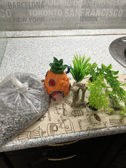 Продам аквариум с игрушками