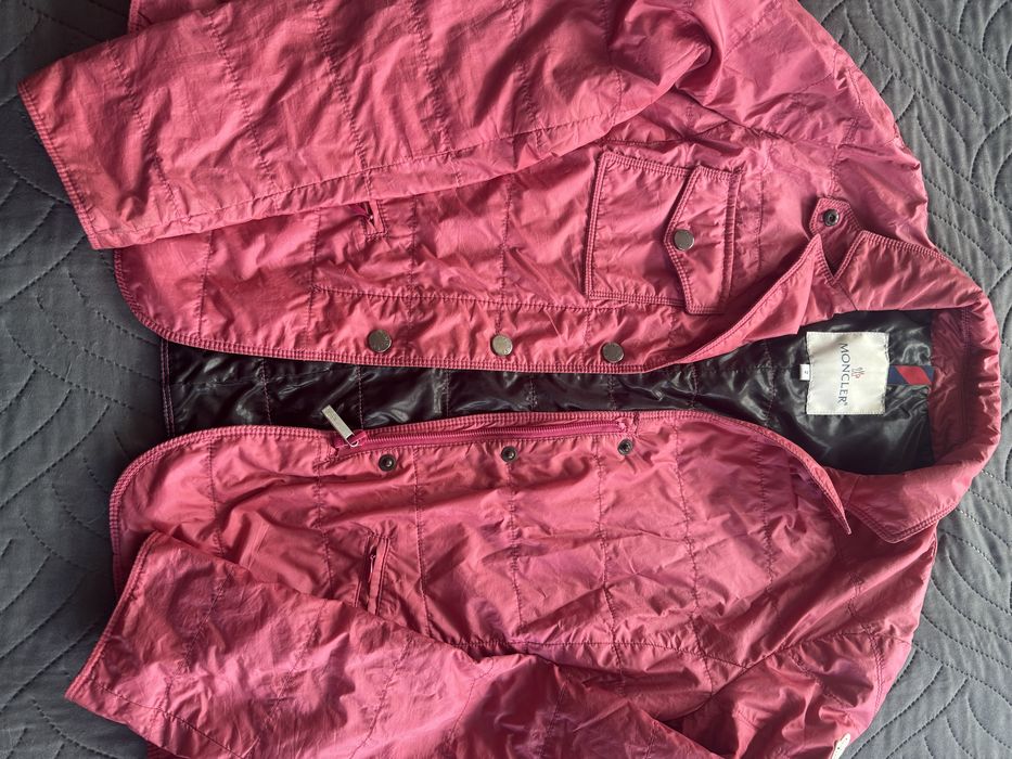 Яке  na Moncler,страхотно е,модерно,удобно за лято,пролет ,есен