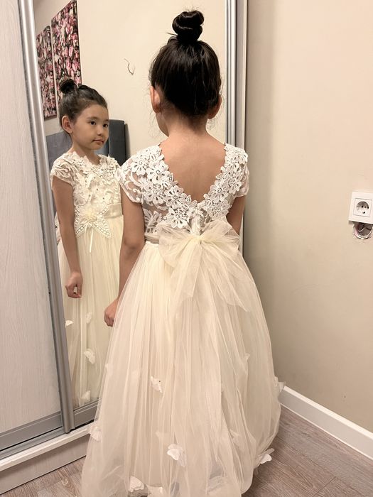 Платье нарядное, пышное.