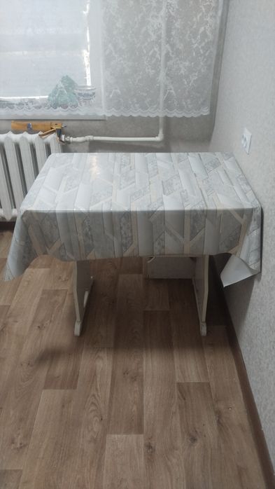 Продам кухонный стол