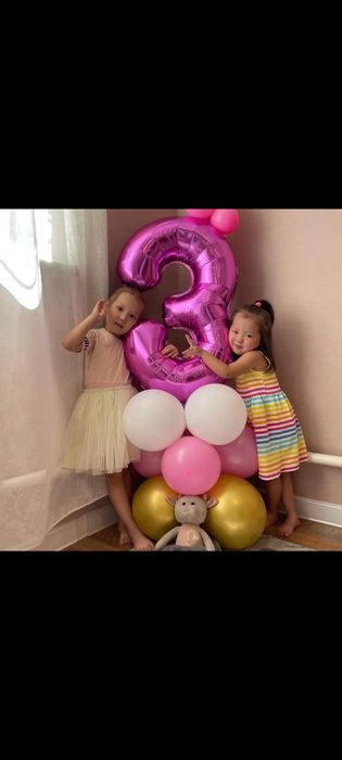 Стойка из шаров подарки